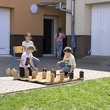 Květen – kvetou stromy, kvetou kytky, brouček leze do pažitky 